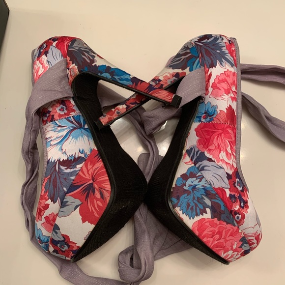 Floral Heels - Picture 3 of 6